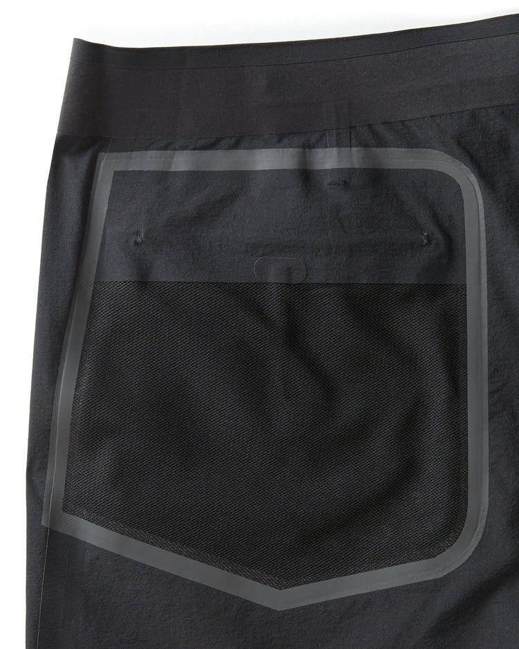 Short Apex Evolution Trunk 17'' Pitch Black Outerknown